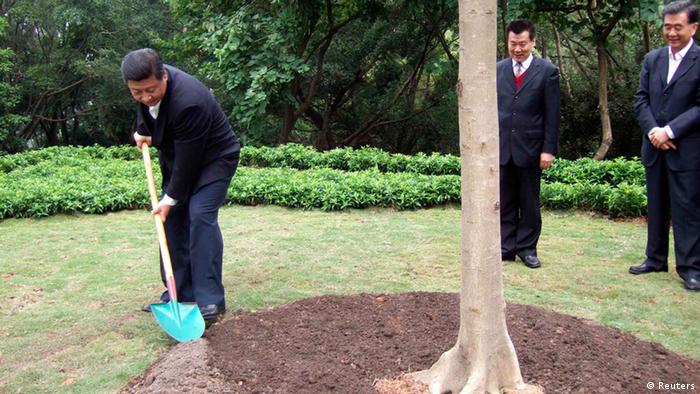 In this handout photo released by TaKungPao.com on December 10, 2012, China's Vice President Xi Jinping (L) plants a tree on Lianhua hill in Shenzhen, Guangdong province, December 8, 2012. REUTERS/TaKungPao.com/Handout (CHINA - Tags: POLITICS) CHINA OUT. NO COMMERCIAL OR EDITORIAL SALES IN CHINA. FOR EDITORIAL USE ONLY. NOT FOR SALE FOR MARKETING OR ADVERTISING CAMPAIGNS. THIS IMAGE HAS BEEN SUPPLIED BY A THIRD PARTY. IT IS DISTRIBUTED, EXACTLY AS RECEIVED BY REUTERS, AS A SERVICE TO CLIENTS
