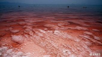 در نمونه برداری از آب دریاچه ارومیه در ۲۷ اردیبهشت ۹۴ غلظت نمک به بیشترین سطح رسید