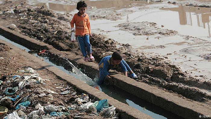 بازی کودکان در جوی‌های آب آلوده در ایران