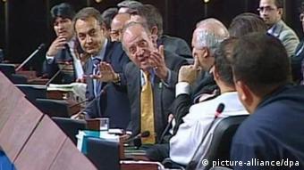 Spain's King Juan Carlos shouting 'Why don't you keep quiet!' to Venezuelan leader Hugo Chavez (R) as Bolivia's President Evo Morales (L), Spanish Prime Minister Jose Luis Rodriguez Zapatero (C-left, raising his hand) and Spanish Foreign Affairs Minister Miguel Angel Moratinos (4R) look on during the plenary session at the 17th Latin American Summit in Santiago de Chile, Chile, 10 November 2007. After this incident, King Juan Carlos left the session as Chavez insisted in criticizing former Spanish Minister Jose Maria Aznar. EPA/- +++(c) dpa - Bildfunk+++