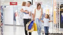 A German family shopping © Deklofenak #25371182 - Fotolia.com
Themenbild schrumpfende Mittelschicht in Deutschland . 
Glückliche Familie beim Einkaufen