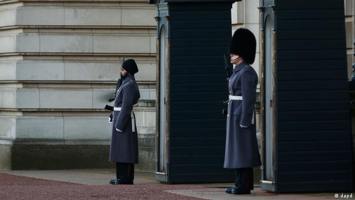 Солдат-сикх в тюрбані біля Букингемського палацу в Лондоні
