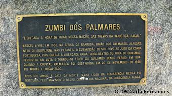 Placa em homenagem a Zumbi dos Palmares, líder do quilombo dos Palmares, onde viviam escravos fugidos no séc. XVII