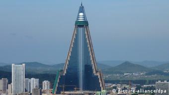 Ryugyong Hotel in Pjöngjang
An undated image released on 03 September 2009 shows a view of the high-rise Ryugyong Hotel being built in the North Korean capital of Pyongyang. (Photo: EPA/YONHAP +++(c) dpa - Bildfunk+++) 
