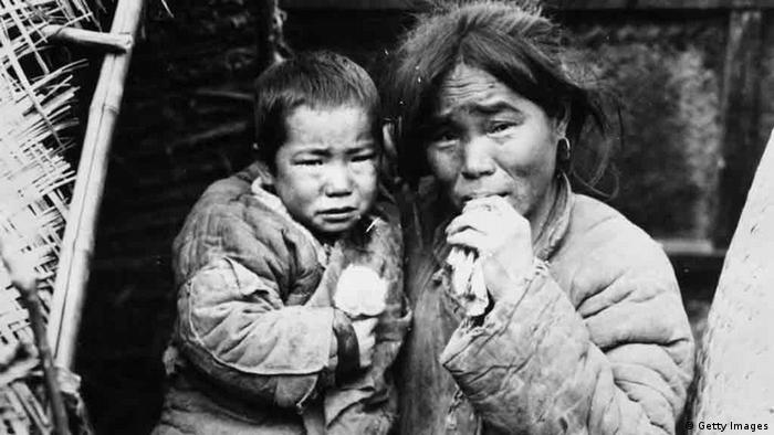 A mother and child, refugees from Shantung during the famine in China. (Photo by Topical Press Agency/Getty Images)