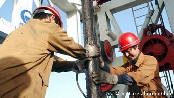 Arbeiter auf einer Bohrplattform im Lunnan Ölfeld im Tarim Bassin in der autonomen chinesischen Provinz Xinjiang Uygur, aufgenommen am 16.9.2003.