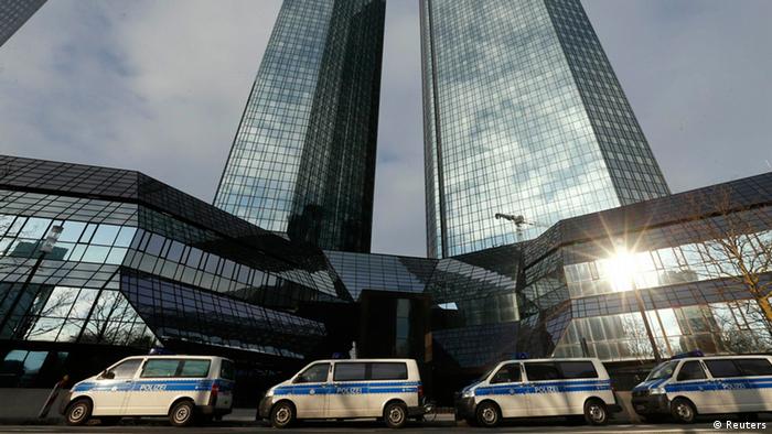 Vehículos policiacos rodearon la sede del Deutsche Bank, en diciembre pasado. (Archivo)