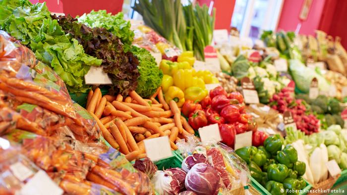 Biomarkt: Auswahl an Gemüse und Obst. #46242534 © Robert Kneschke - Fotolia.com