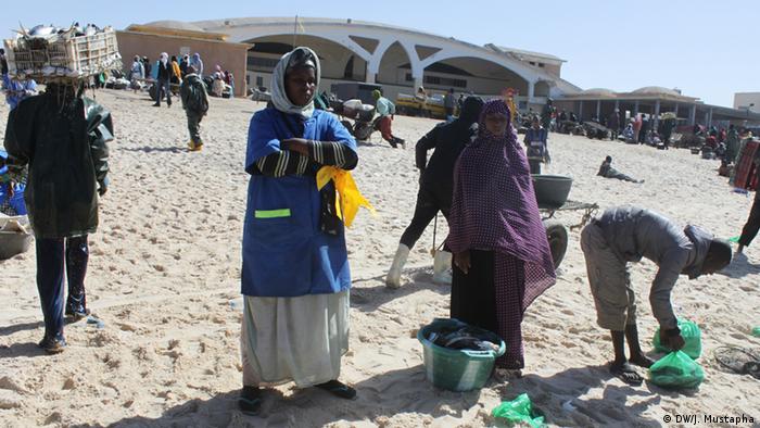 تخوض نساء موريتانيات غمار مهنة الصيد البحري بملحمية و تفرضن منافسة قوية على الرجال. 0,,16487584_401,00