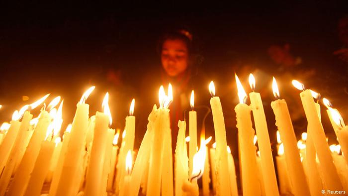 A girl lights candles during a candlelight vigil for a gang rape victim who was assaulted in New Delhi, in Kolkata December 29, 2012. A woman whose gang rape provoked protests and a rare national debate about violence against women in India died from her injuries on Saturday, prompting promises of action from government that has struggled to respond to public outrage. REUTERS/Rupak De Chowdhuri (INDIA - Tags: CIVIL UNREST CRIME LAW TPX IMAGES OF THE DAY)
