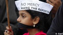 An Indian girl participates in a protest to mourn the death of a gang rape victim, in Bangalore, India , Saturday, Dec. 29, 2012. Shocked Indians on Saturday were mourning the death of the woman who was gang-raped and beaten on a bus in New Delhi nearly two weeks ago in an ordeal that galvanized people to demand greater protection for women from sexual violence. (Foto:Aijaz Rahi/AP/dapd). // eingestellt von se 