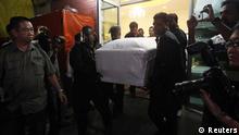 Undertaker Roland Tay (L) and his crew carry the coffin of an Indian rape victim into a van as they leave a funeral parlour for the airport in Singapore December 29, 2012. A woman whose gang rape sparked protests and a national debate about violence against women in India died of her injuries on Saturday, prompting a security lockdown in New Delhi and an acknowledgement from India's prime minister that social change is needed. REUTERS/Edgar Su (SINGAPORE - Tags: OBITUARY CRIME LAW TPX IMAGES OF THE DAY) // eingestellt von se 
