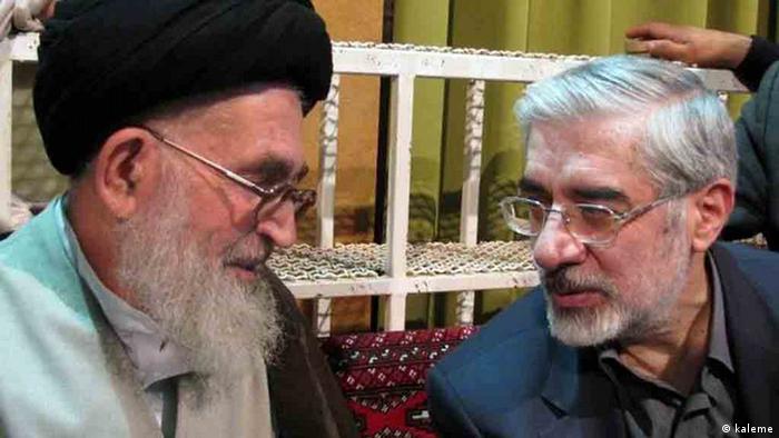 میرحسین موسوی (راست) در کنار آیت‌الله سید علی محمد دستغیب