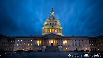 Вид ночью на Капитолий в Вашингтоне