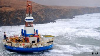 This aerial image provided by the U.S. Coast Guard shows the Royal Dutch Shell drilling rig Kulluk aground off a small island near Kodiak Island Tuesday, Jan. 1, 2013. No leak has been seen from the drilling ship that grounded off the island during a storm, officials said, as opponents criticized the growing race to explore the Arctic for energy resources. (Foto:U.S. Coast Guard/AP/dapd)
