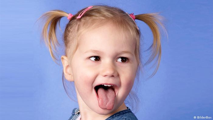 Kind steckt Zunge raus. MODELRELEASE VORHANDEN / available BilderBox-Bildagentur GmbH