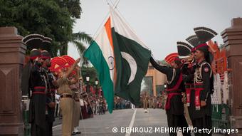 Soldados paquistaníes e indios bajan las banderas de sus países durante una ceremonia diaria en la frontera Wagha cerca de Lahore el 17 de julio de 2011 (Foto: BEHROUZ meHri / AFP / Getty Images) 