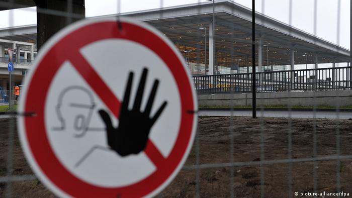Warning to keep off construction site