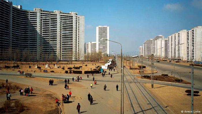 Die Stadt, die es nicht gibt: Thongil Street, 2005 (Pyongyang, Nord Korea); Copyright: Armin Linke***via Helen Whittle
