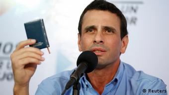 Henrique Capriles Radonski, líder político de la coalición opositora MUD, con la Carta Magna venezolana en la mano.