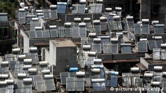 --FILE--Solar power water heaters are seen on top of residential apartment buildings in Kunming city, southwest Chinas Yunnan province, 22 August 2009. Chinese lawmakers are considering a government fund for renewable energy development, in a move to support the industry and strengthen governmental macro-economic regulation. Under the current Renewable Energy Law (2005), the State set up a special fund for renewable energy development. If the draft amendment is approved, a new fund with two sources of income will be set up, one from the special fund and one from the income deriving from surcharges on renewable energy electricity prices. According to a national plan on renewable energy development issued in September 2007, China will increase renewable resources to 15 percent of its total energy consumption by 2020, in a bid to reduce greenhouse gas emissions and sustainable economic growth. +++(c) dpa - Report+++ 