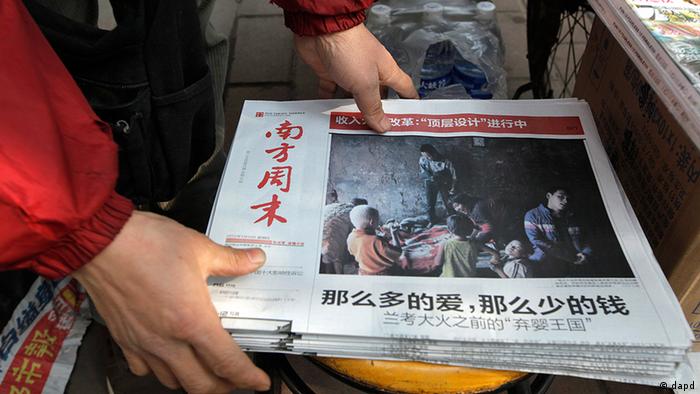 A vendor adjusts a stack of latest edition of Southern Weekly newspaper at a newsstand near the headquarters of the newspaper in Guangzhou, Guangdong province, China Thursday, Jan. 10, 2013. The influential weekly newspaper whose staff rebelled to protest heavy-handed censorship by China's government officials published as normal Thursday after a compromise that called for relaxing some intrusive controls but left lingering ill-will among some reporters and editors. (Foto: Vincent Yu/AP/dapd)