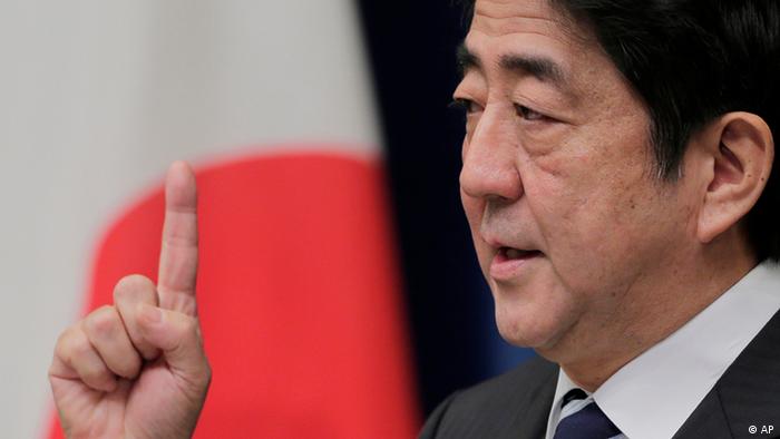 Japanese Prime Minister Shinzo Abe gestures during a news conference at his official residence in Tokyo, Friday, Jan. 11, 2013. The Japanese Cabinet approved a fresh stimulus spending of more than 20 trillion yen ($224 billion) on Friday, rushing to fulfill campaign pledges to break the world's third-biggest economy out of its deflationary slump. (Foto:Itsuo Inouye/AP/dapd)