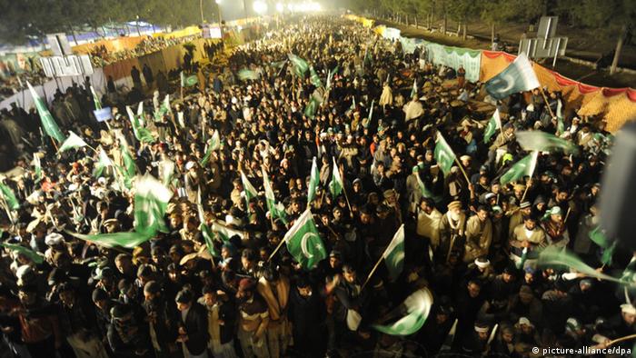 تجمع هواداران محمد طاهر‌القدیری در اسلام‌آباد. القدیری را تا چند هفته پیش هیچکس نمی‌شناخت، اما یکباره به عنوان رهبر انقلاب در صحنه ظاهر شد.