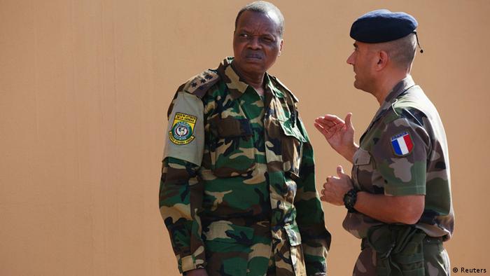 Un officier français s'entretient avec un militaire malien, à Bamako, le 15 janvier 2013