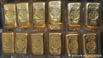 Goldbarren mit einem Gewicht von 250 Gramm liegen am Donnerstag (14.11.2008) in München (Oberbayern) in dem Tresor eines Goldhändlers. Foto: Peter Kneffel dpa/lby +++(c) dpa - Report+++