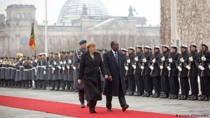 Bundeskanzlerin Angela Merkel (CDU) schreitet neben dem Präsidenten der Elfenbeinküste, Alassane Ouattara, am 16.01.2013 in Berlin die Front der Ehrenformation ab. Merkel trifft Ouattara zu bilateralen Gesprächen im Kanzleramt. Präsident Ouattara ist der derzeitige Vorsitzende der Westafrikanischen Wirtschaftsgemeinschaft ECOWAS. Foto: Michael Kappeler/dpa +++(c) dpa - Bildfunk+++
