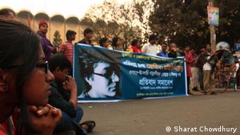 Description: Bloggers in Dhaka protested against the attack on Asif Mohiuddin. (Photo: Babu Ahmed / DW)
