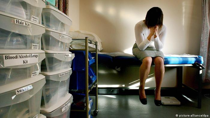 A rape victim waits to be seen by the doctor in the medical room at a specialist rape clinic in Kent. (Photo: dpa) 