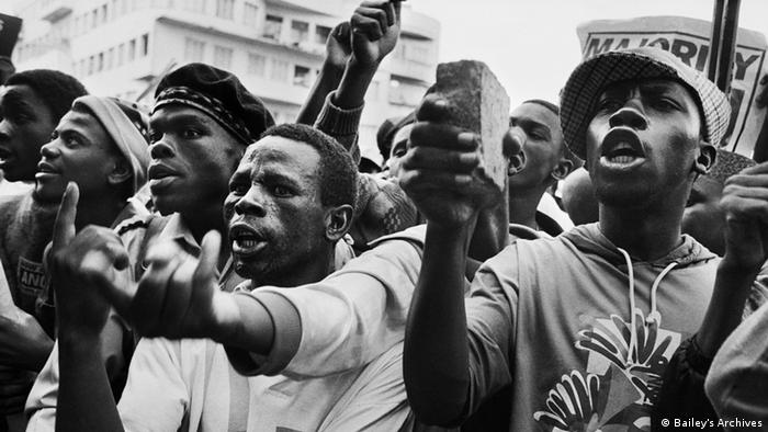 'Este é o apelo que o povo africano estava esperando! Ele chegou! Na segunda-feira, 21 de março de 1960, lançamos nossa campanha positiva e decisiva contra as leis do passe neste nosso país.' Esta foi a fala de uma das lideranças, Mangaliso Sobukwe, três dias antes do massacre de Sharpeville. Foto: Bailey's Archives