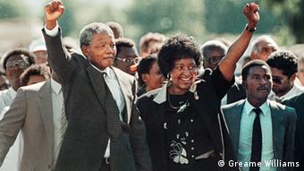 Nelson Mandela ao se tornar presidente da África do Sul tentou implantar a filosofia Ubuntu