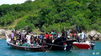 A boat carrying 73 Rohingya refugees is intercepted by Thai authorities off the sea in Phuket, southern Thailand
(Photo: AP/dapd)