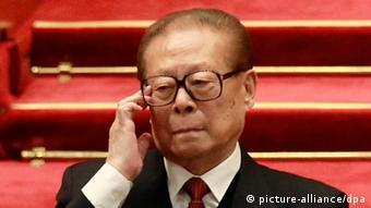 epa03469935 Chinese former president Jiang Zemin gestures during the closing ceremony of the 18th CPC (Communist Party Congress) in Beijing, China, 14 November 2012. The CPC is expected to introduce the new leadership lineup and the Standing Committee of the Politburo on 15 November, a day after the closing. EPA/HOW HWEE YOUNG 