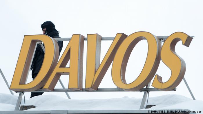Policemen stand guard on the roof of the congress hotel at the Swiss resort of Davos. (photo: JOHANNES EISELE/AFP/Getty Images)