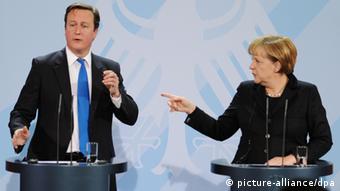 British Prime Minister David Cameron standing next to Angela Merkel
Photo: Hannibal dpa/lbn +++(c) dpa - Bildfunk+++