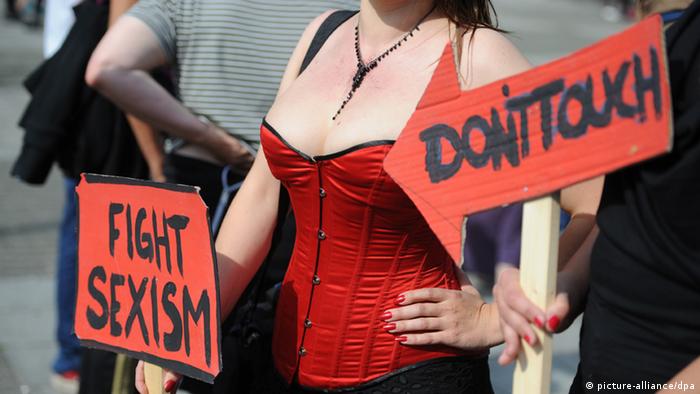 ARCHIV - Frauen protestieren am Samstag (13.08.2011) beim so genannten «Slutwalk» (Schlampenspaziergang) in der Hamburger Innenstadt. Der Sexismus-Vorwurf gegen den FDP-Politiker Brüderle beschäftigt zur Zeit viele Menschen. Die Sexismus-Debatte wurde auch intensiv in den sozialen Netzwerken geführt. Im Kurzmitteilungsdienst Twitter teilten unzählige Menschen unter dem Hashtag (Stichwort) #aufschrei ihre Erfahrungen mit alltäglichem Sexismus mit. Der Begriff #aufschrei war deutschlandweit am 25.01.2013 der meistgenannte Begriff. Foto: Christian Charisius/dpa +++(c) dpa - Bildfunk+++