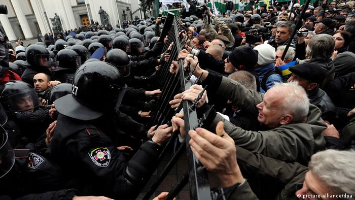 Украинские спецназовцы и протестующие рядом со зданием Рады (фото из архива)