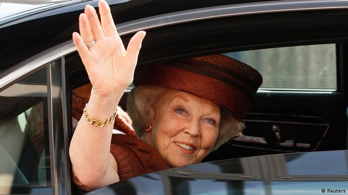 Mbretëresha e Hollandës Beatrix ia dorëzon fronin të birit