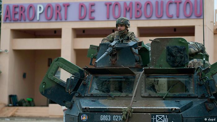 Tropas francesas no aeroporto de Tombuktu, reconquistado pelos militares estrangeiros e nacionais (28.01)
