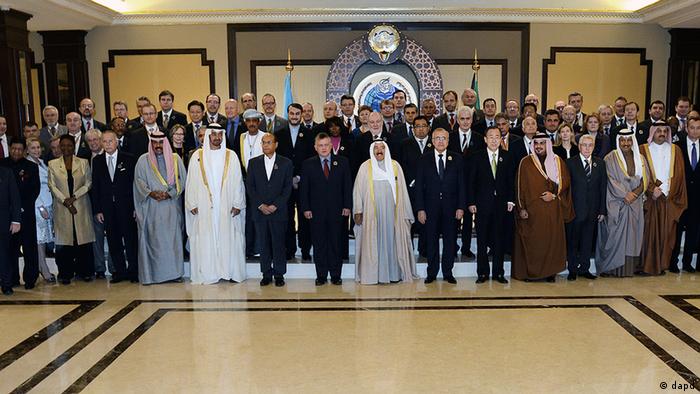 Representatives from member states, UN agencies, and non-governmental organizations pose for a group photo at Bayan Palace in Kuwait City, Wednesday, Jan. 30, 2013. The U.N. chief made a dramatic appeal Wednesday for a major boost in relief aid for Syria, calling for an end to the fighting in the name of humanity as an international conference opened in Kuwait with both foes and backers of President Bashar Assad. (Foto:Gustavo Ferrari/AP/dapd)
