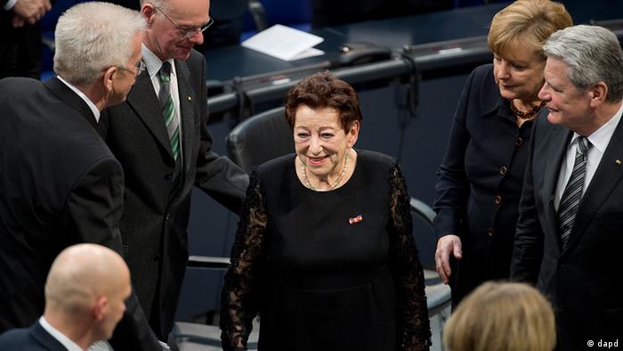 Holocaust survivor Inge Deutschkron (center) in the Bundestag in Berlin for the ceremony marking Holocaust Remembrance Day and 80 years since Hitler became Reichschancellor. (30.01.13)
(Photo: Michael Gottschalk/dapd)