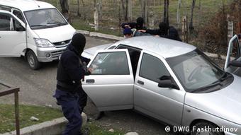 Таджикские полицейские отрабатывают задержание наркодилеров 