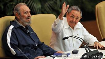 Fidel Castro and Raul Castro Copyright: ALEJANDRO ERNESTO/dpa 