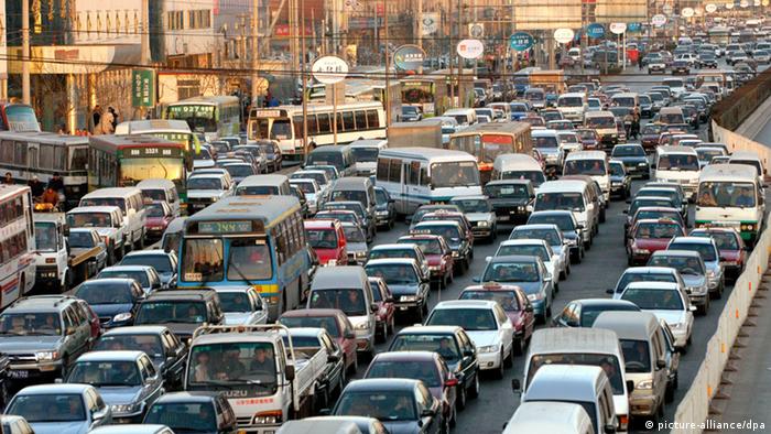 PKW's und Busse stauen sich am 4.2.2004 auf einer mehrspurigen Straße in der chinesischen Hauptstadt Peking. Derzeit gibt es rund zwei Millionen Autos in Peking, doppelt soviele als vor sechs Jahren.
