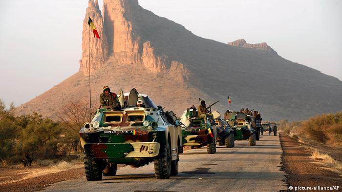 Ein malischer Militärkonvoi auf dem Weg nach Gao
Foto: Jerome Delay (AP)