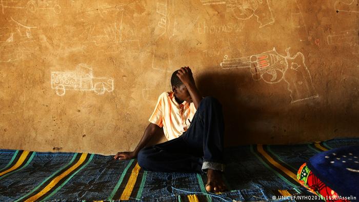 No Chade, ex-crianças-soldado passam por reabilitação da ONG Care, com apoio da UNICEF